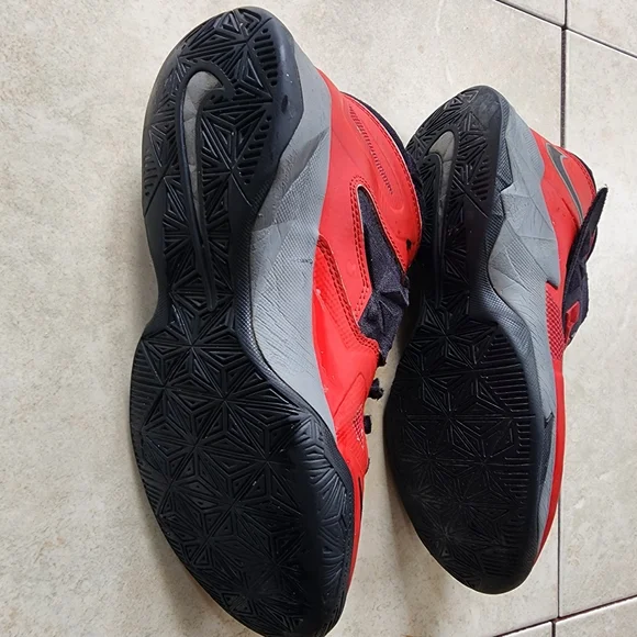 Lebron James Sneakers- 5 Youth - Picture 3 of 3